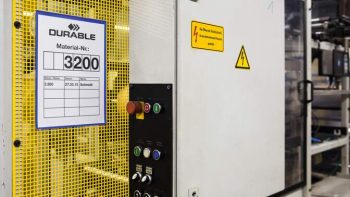 Labeling pallet rack